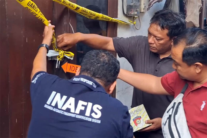Polisi melakukan olah TKP kasus pembunuhan dan mutilasi yang dilakukan Alvi Maulana terhadap kekasihnya. Potongan tubuh korban dibuang di jurang kawasan Pacet, Mojokerto. &nbsp;