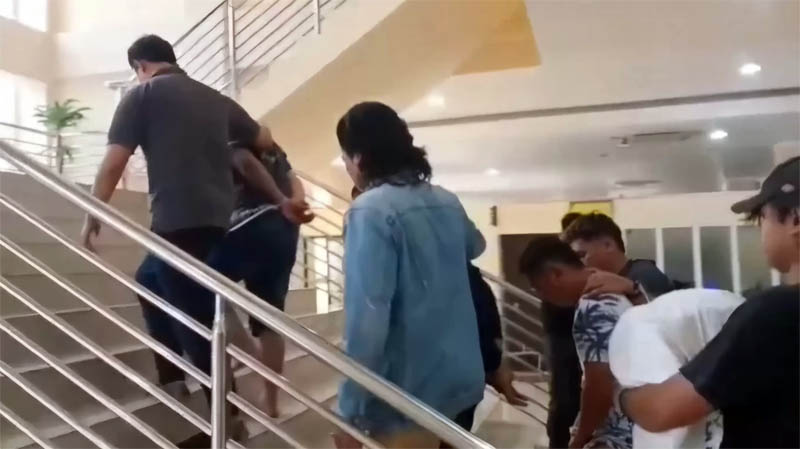 Pelaku pembawa kabur uang milik Bank Jateng saat diamankan oleh personel Polresta Solo.