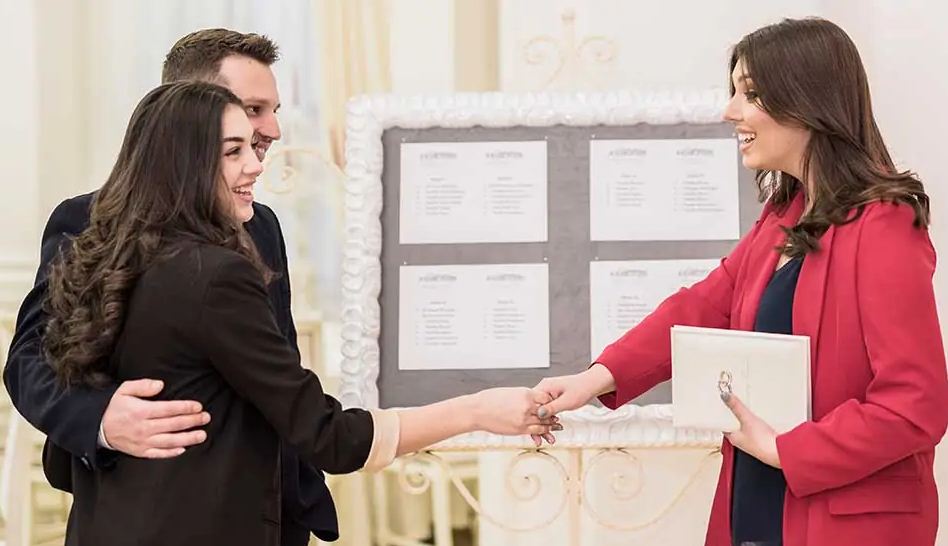 Ilustrasi pernikahan pakai jasa wedding organizer.