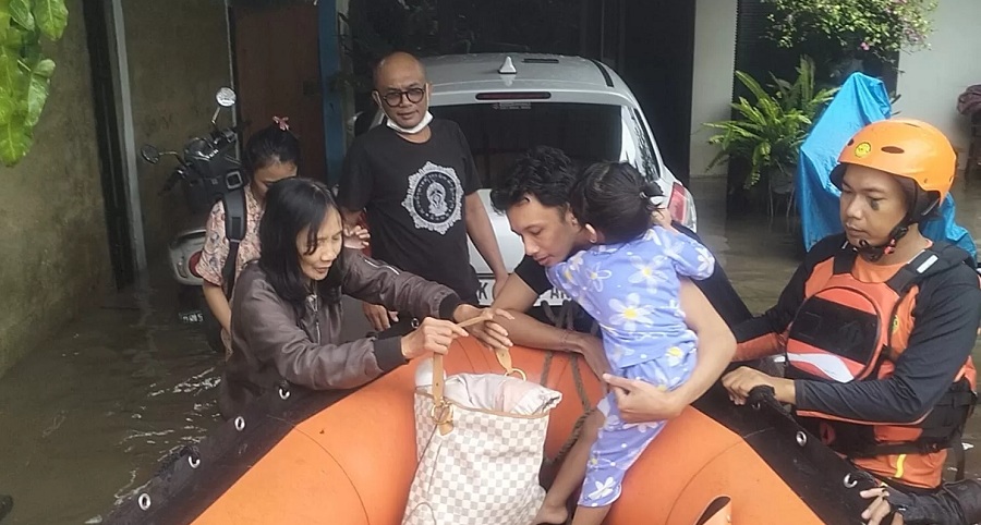 Banjir melanda sebagian wilayah Denpasar, Bali, akibat hujan deras yang terus mengguyur. Tim SAR Gabungan mengevakuasi warga terdampak bencana, Rabu 10 September 2025.
