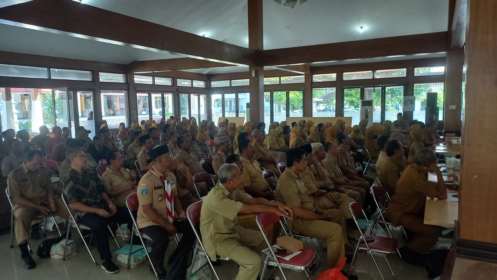 BKPSDM Ngawi memberikan pembekalan purna tugas dan SK pensiun pada ratusan ASN di Gedung Kesenian kemarin (9/9). ASEP SYAEFUL/RADAR NGAWI