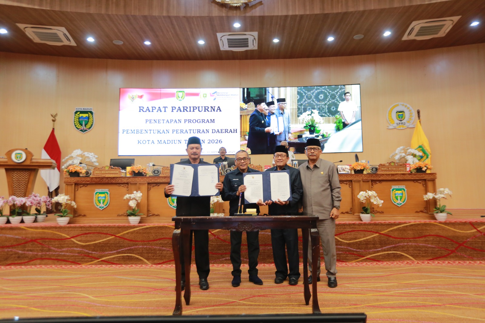 Wali Kota Maidi bersama dengan Pimpinan DPRD Kota Madiun menyepakati 10 raperda yang dimasukkan dalam Propemperda 2026. BAGAS BIMANTARA/JAWA POS RADAR MADIUN