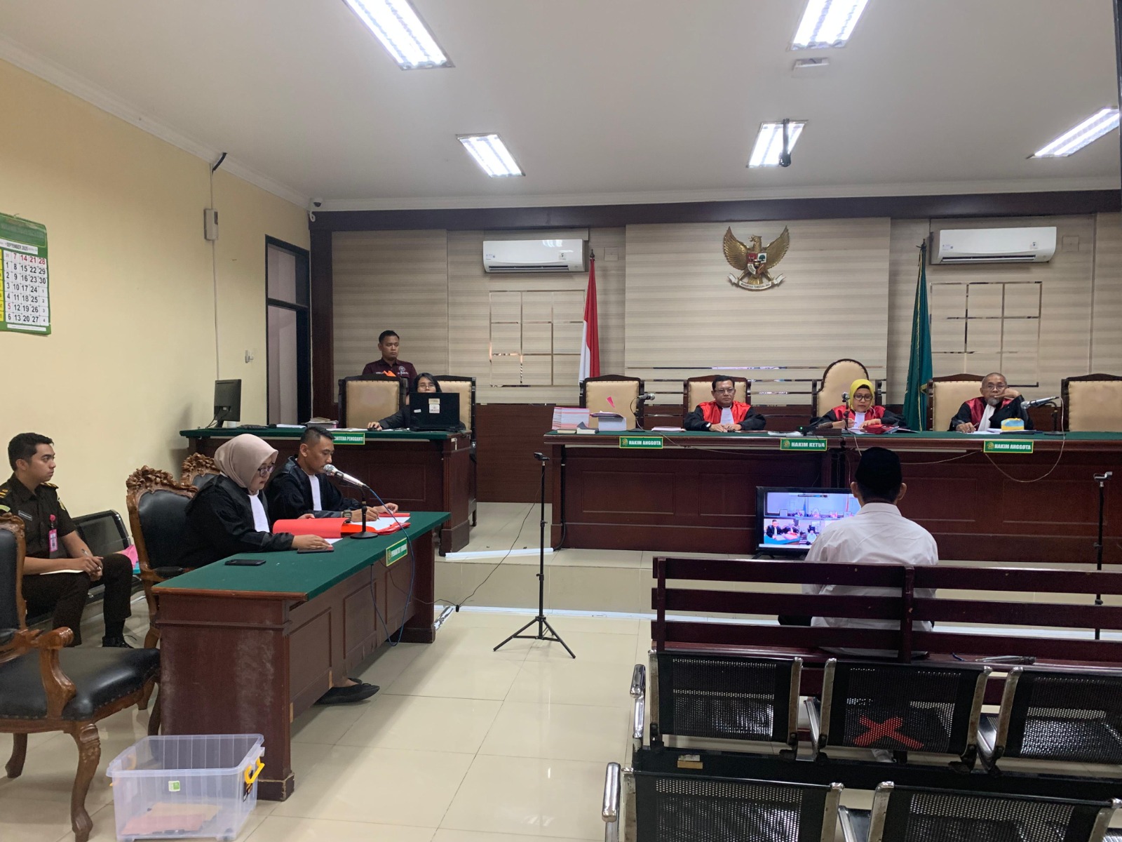 Winarto, anggota DPRD Ngawi sekaligus terdakwa kasus korupsi pengadaan lahan PT GFT Indonesia Investment, menjalani sidang perdana di Pengadilan Tipikor Surabaya, Rabu (10/9).