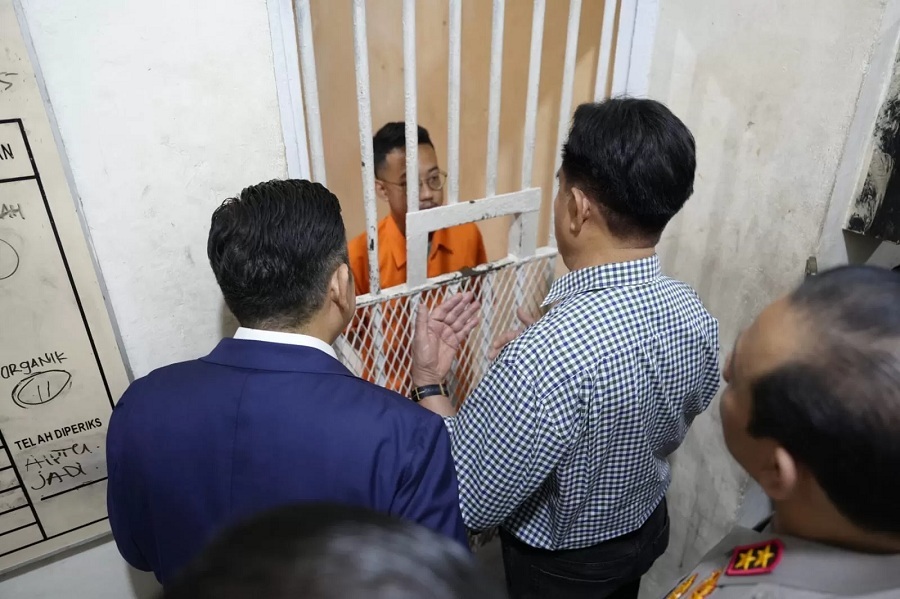 Menko Yusril Ihza Mahendra berdialog dengan Delpedro Marhaen, Direktur Lokataru Foundation, yang ditahan di Polda Metro Jaya atas dugaan penghasutan dalam aksi demo akhir Agustus 2025 lalu.