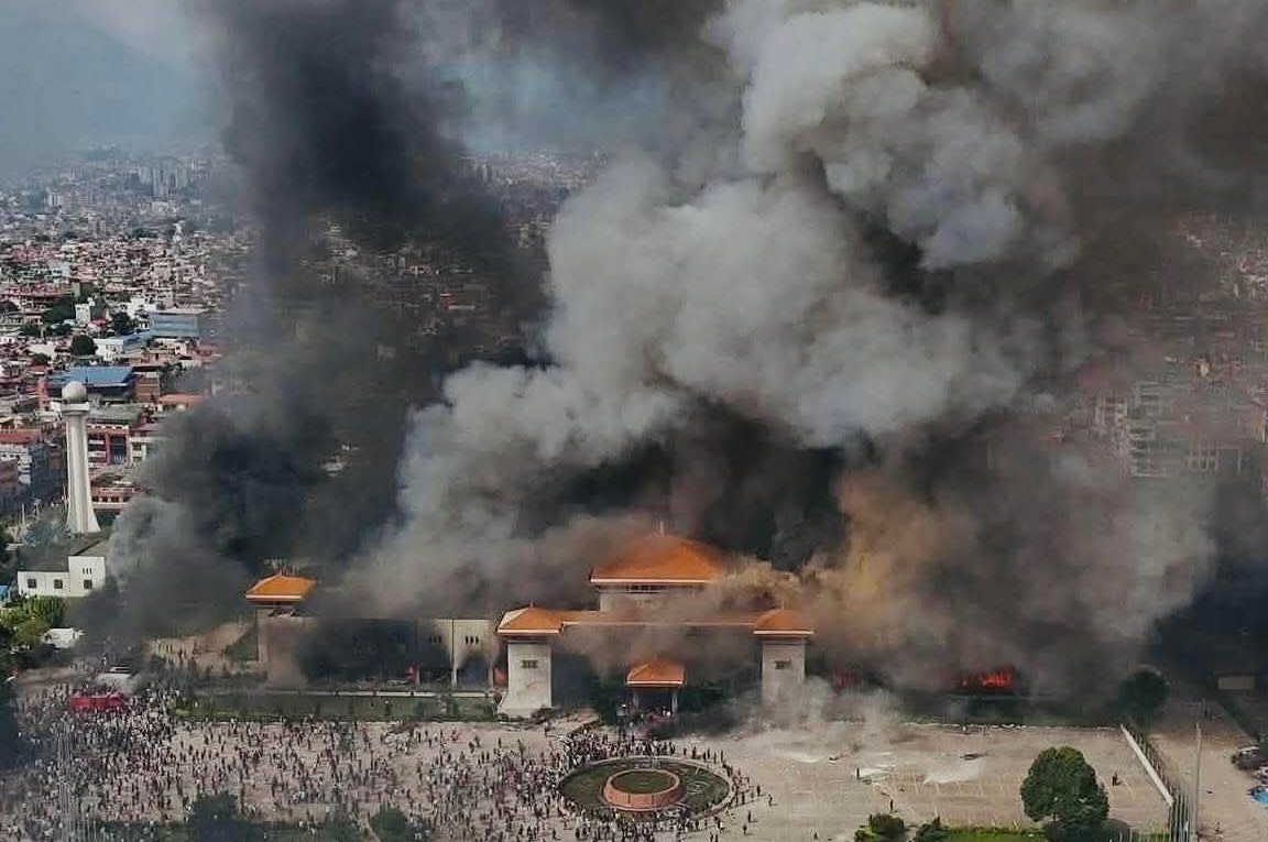 Gedung parlemen juga dibakar massa.
