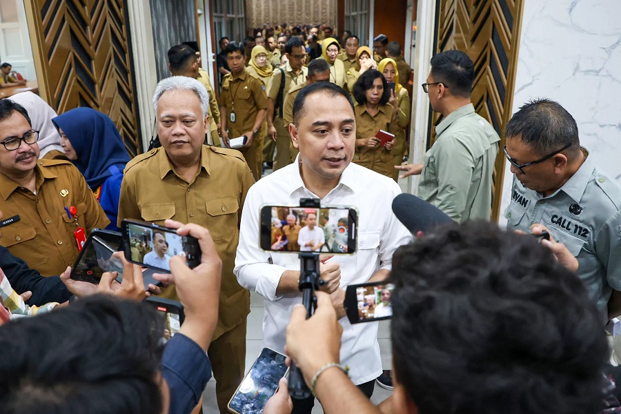 Wali Kota Surabaya Eri Cahyadi mengaku menerima 15 laporan dugaan pungli yang disampaikan warga melalui medsos dan WhatsApp.