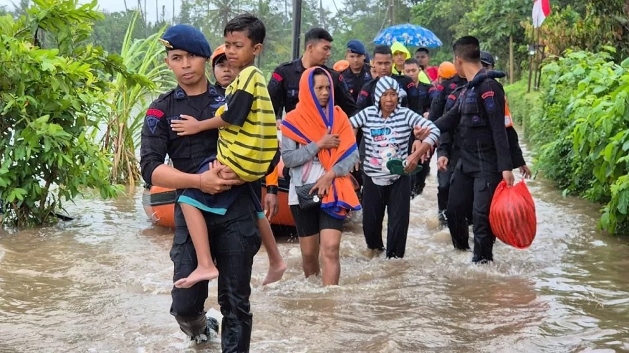 Anggota Brimob Polda Bali saat membantu evakuasi warga terdampak Banjir di Denpasar, Bali.