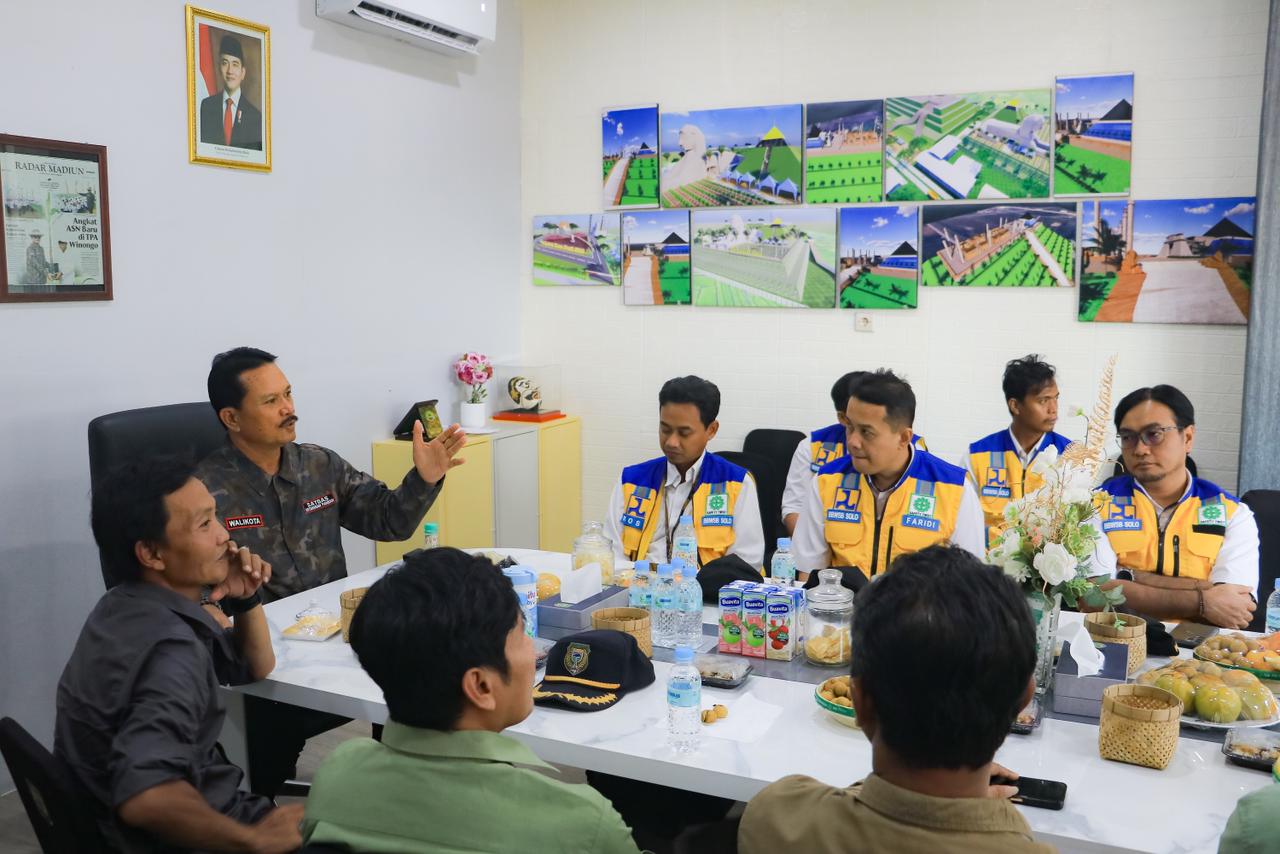 Wali Kota Maidi menggelar audiensi dengan BBWS Bengawan Solo dan tim dari ITS membahas pengelolaan sampah di Madiun. FOTO: DISKOMINFO KOTA MADIUN