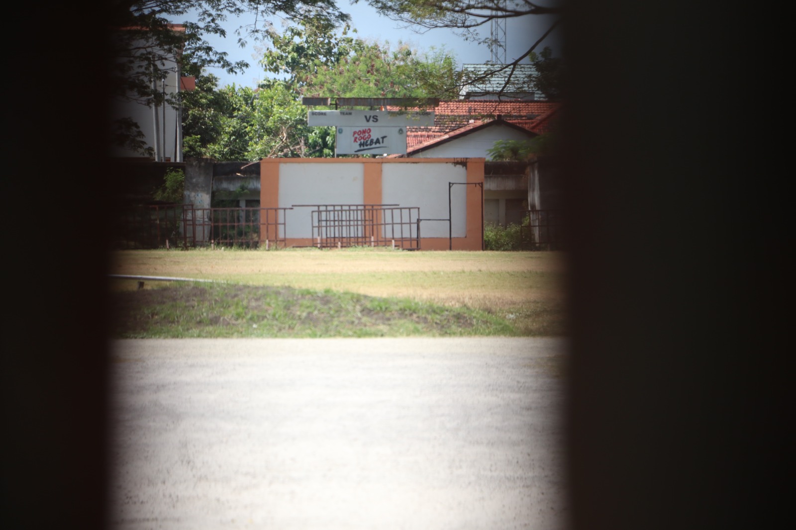 Stadion Batoro Katong (SBK) Ponorogo ditutup sejak 17 Juli. Rumput lapangan masih dalam perawatan khusus agar sesuai standar FIFA. SUGENG DWI N/RADAR PONOROGO
