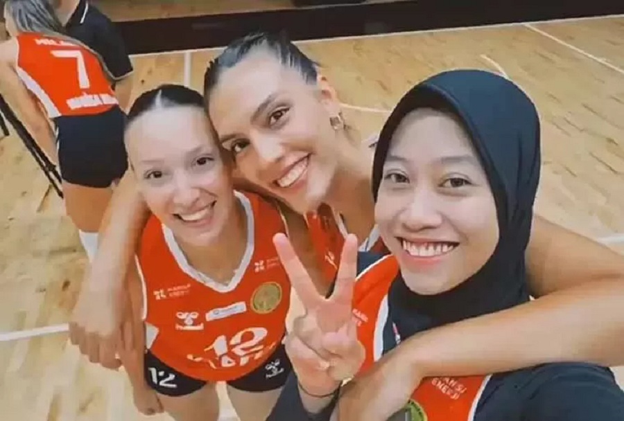 Megawati Hangestri bersama rekannya di Manisa BBSK saat tampil di Turnamen Pramusim Ferdi Zeyrek 2025.