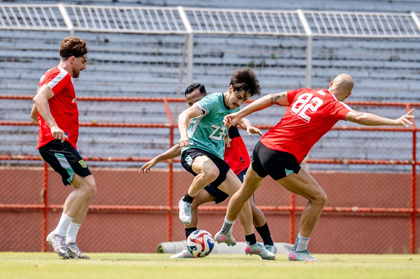 Skuad Persebaya saat latihan. Minggu ini Bajul Ijo tantang Persib.