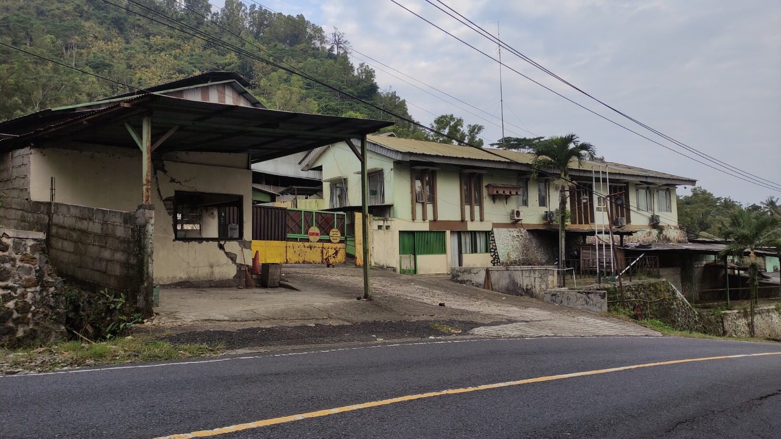 Kondisi salah satu pabrik kayu di Pacitan yang resmi tutup. Disdagnaker belum menerima data resmi jumlah karyawan terdampak. NUR CAHYONO/RADAR PACITAN