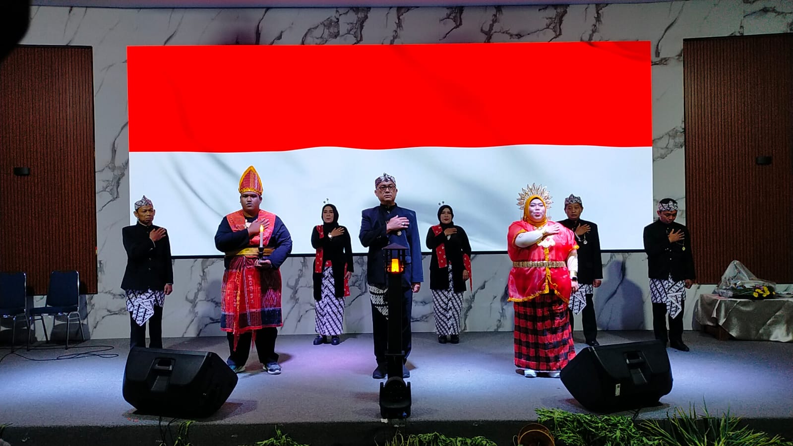 Penyulutan Obor Tri Prasetya di Auditorium RRI Madiun, simbol semangat 80 tahun pengabdian RRI melayani masyarakat. HENGKY RISTANTO/RADAR MADIUN