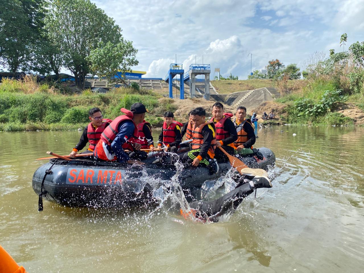 Relawan melakukan praktik water rescue di Bengawan Madiun. Pelatihan ini bagian dari mitigasi bencana banjir Pemkot Madiun. FOTO: ISTIMEWA