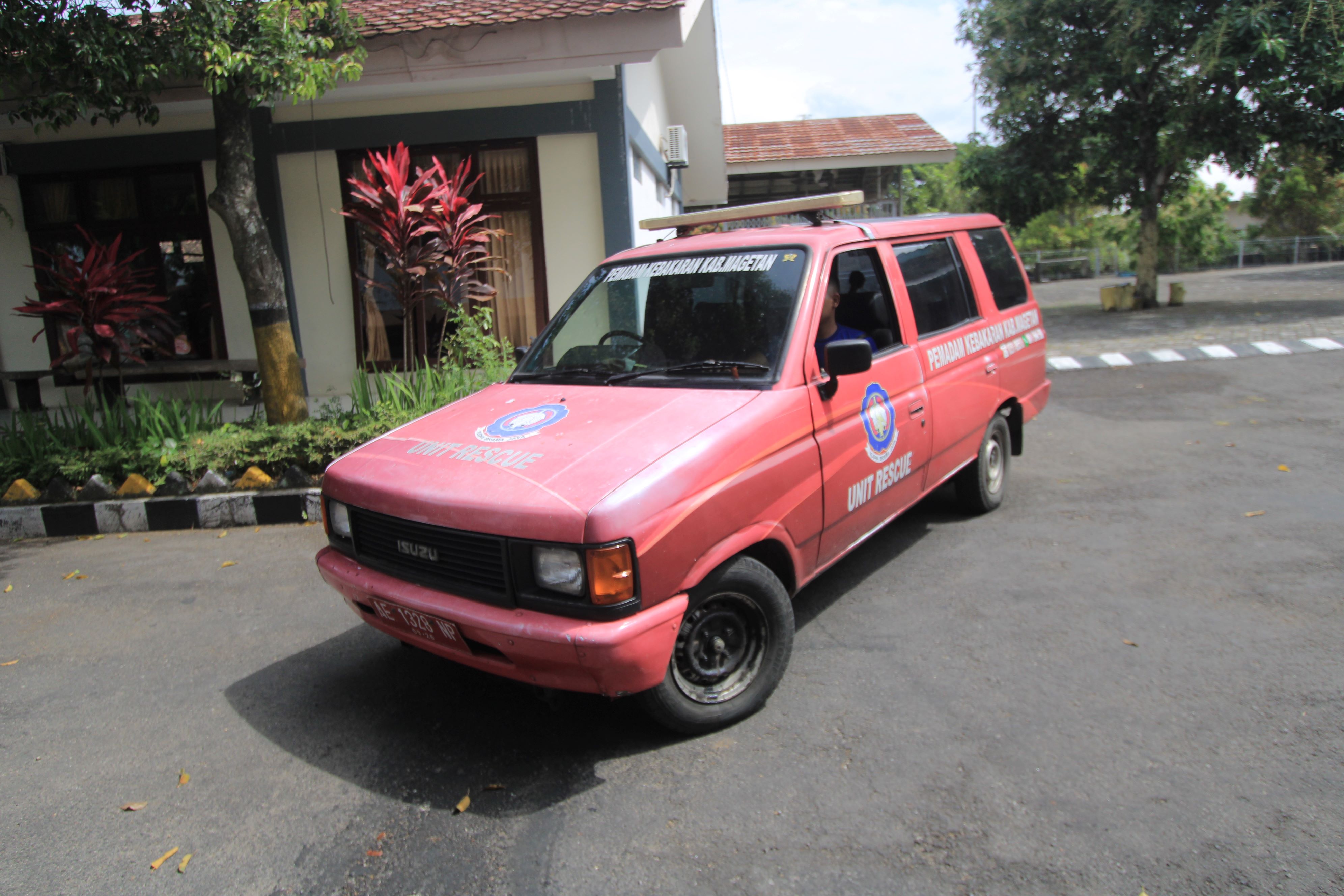 ANTIK: Salah satu mobil dinas damkar yang sudah berusia tua.