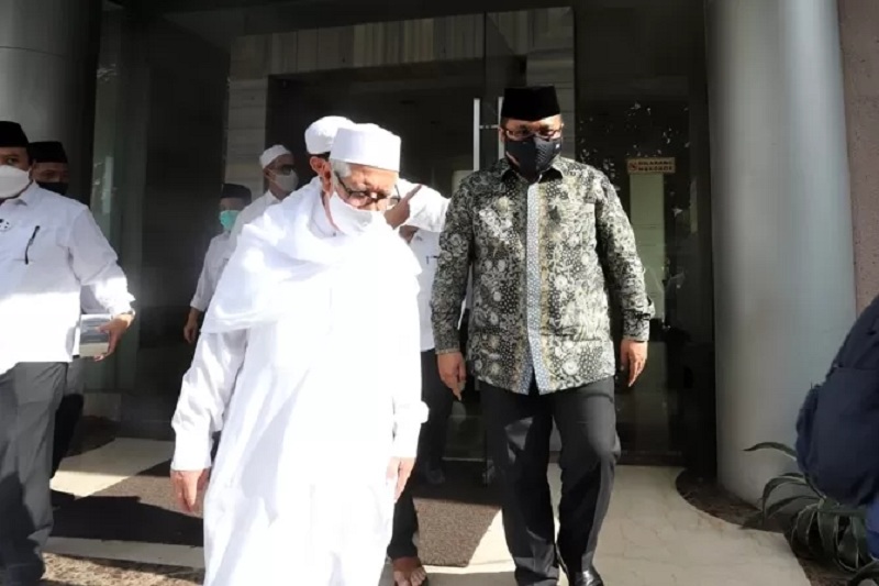 Ilustrasi Foto : Eks Menteri Agama Yaqut Cholil Qoumas didampingi mantan Sekjen Kementerian Agama Nizar Ali.
