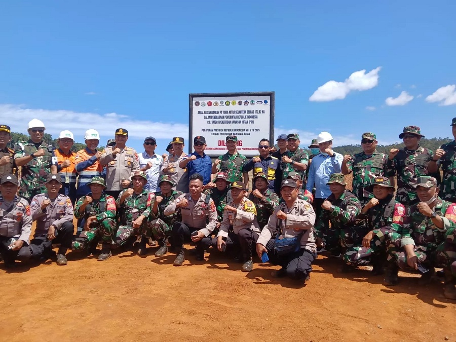 Tim SatgasPenertiban Kawasan Hutan (PKH) menyegel kawasan konsesi pertambangan nikel milik PT Tonia Mitra Sejahtera (TMS) di Kabaena, Kabupaten Bombana, Provinsi Sulawesi Tenggara.