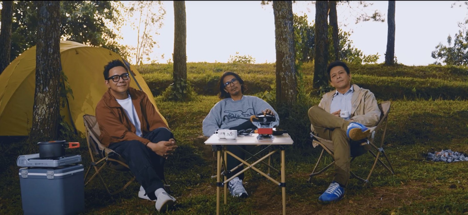 Ariel Noah dan personel lainnya saat syuting videoklip Sally Sendiri di Watu Semaur, Ponorogo, untuk proyek Side B.