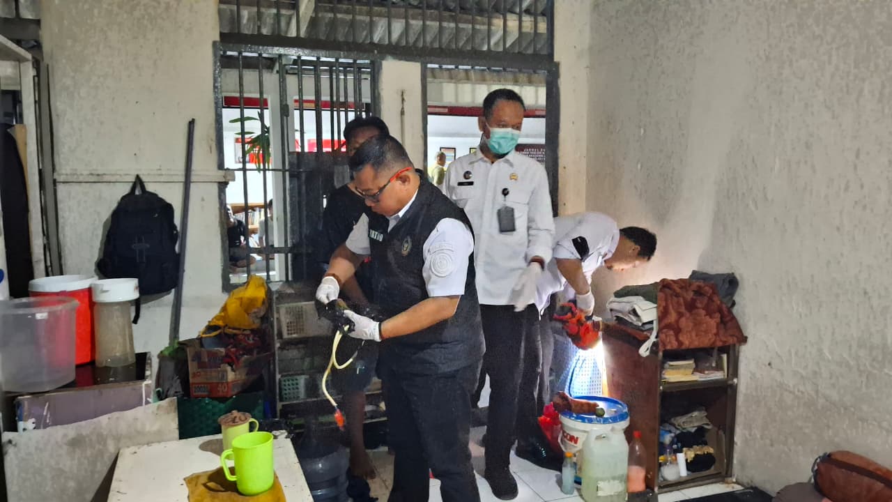 Petugas gabungan Lapas I Madiun dan Pamintel Ditjenpas Jatim menggeledah kamar hunian untuk mencegah peredaran barang terlarang. FOTO: RADAR MADIUN