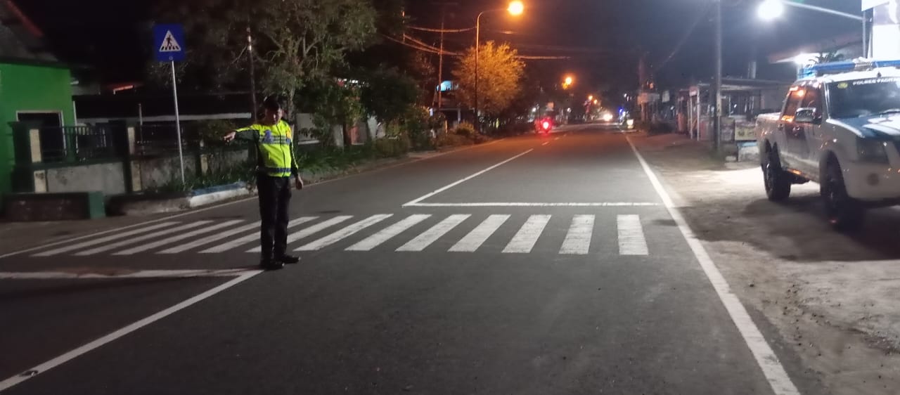 Polisi lakukan olah TKP tabrak lari yang menimpa anggota Polres Pacitan di Jalan Pacitan&ndash;Ponorogo. FOTO: ISTIMEWA