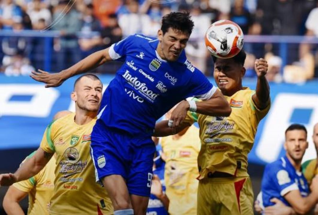 Duel pemain Persib vs Persebaya di lanjutan BRI Super League.