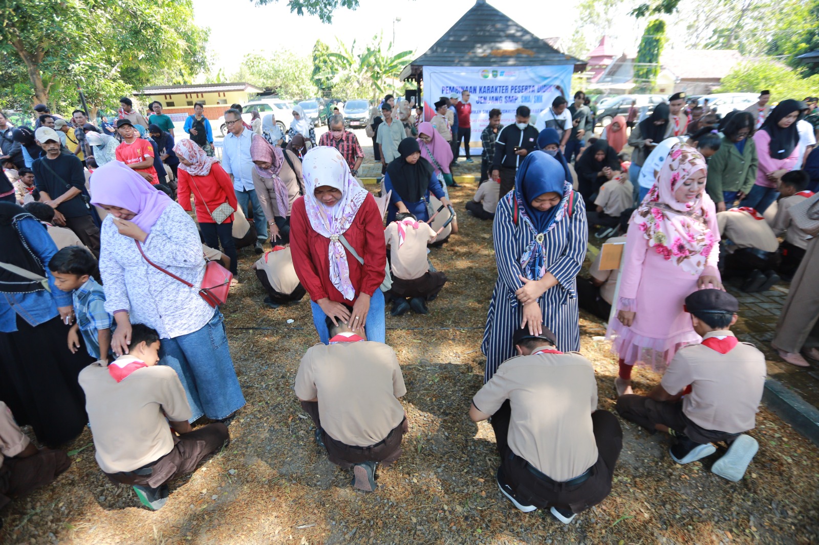 Dinas Pendidikan Kota Madiun memberikan pembinaan kepada 160 pelajar SMP yang ikut demo, didampingi guru BK dan orang tua di Ngrowo Bening, kemarin (12/9). BAGAS BIMANTARA/RADAR MADIUN