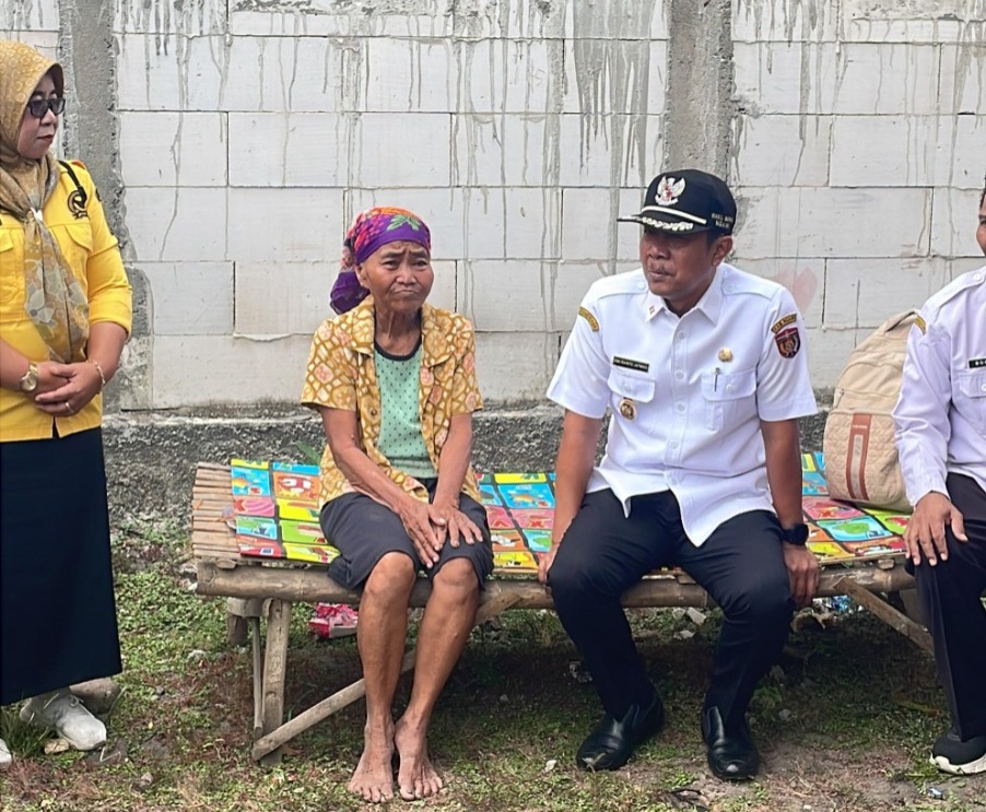 Wabup Ngawi Dwi Rianto Jatmiko berbincang dengan Mbah Sawi sebelum perbaikan rumah dimulai. FOTO: ISTIMEWA