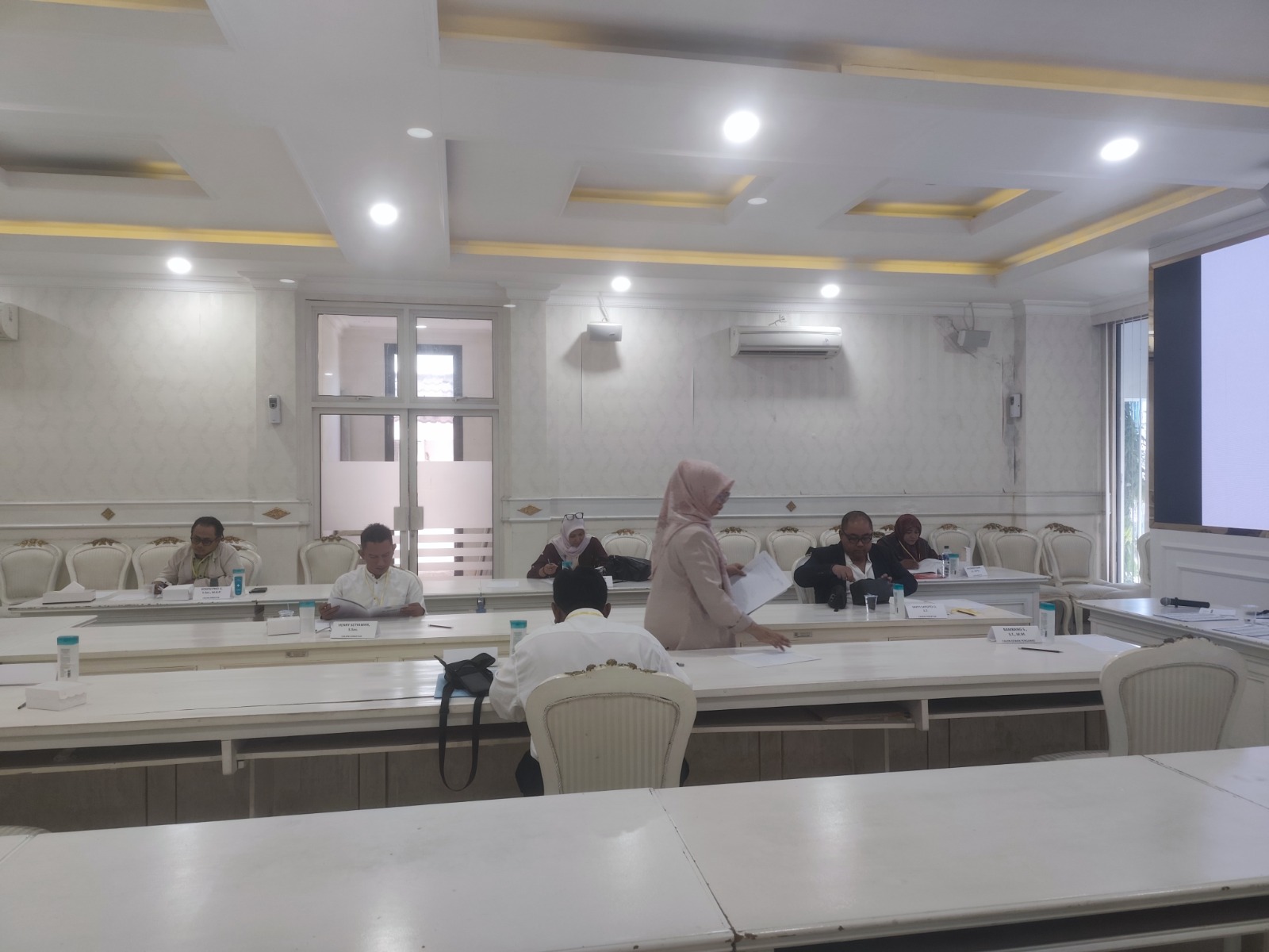 Para calon direktur dan dewas Perumda Sari Gunung mengikuti tes psikotes dan analisis kasus di Ruang Bantarangin, Kantor Bupati Ponorogo, kemarin. SUGENG DWI N/RADAR PONOROGO