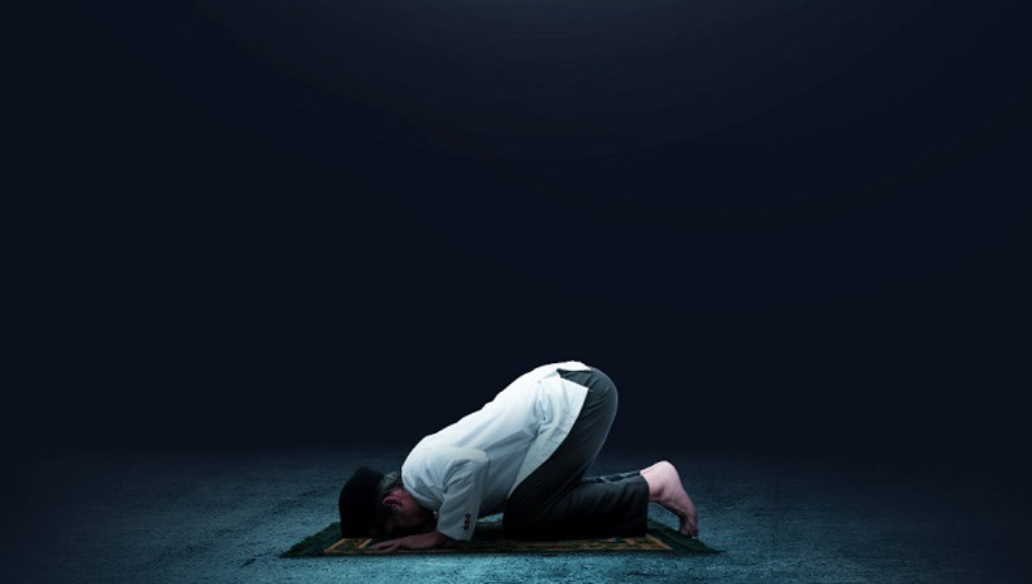Salat tahajud wajib dilakukan setelah tidur, bukan sebelum. Kalau tidak tidur, salat malam tetap sah tapi bukan tahajud.