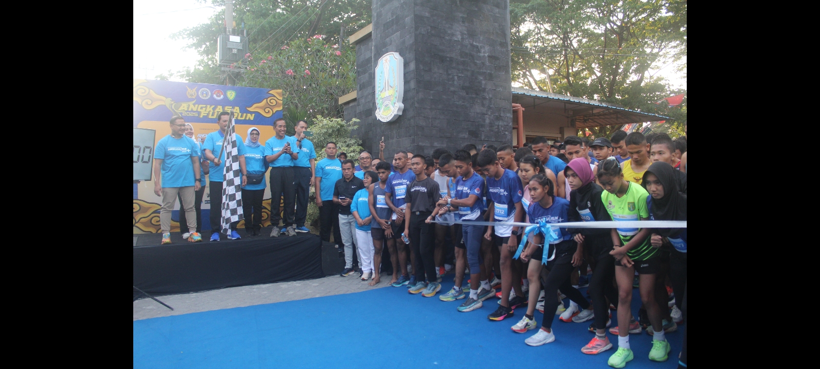 ANTUSIAS: Wali Kota Madiun Maidi bersama pejabat Jatim mengibarkan bendera start Angkasa Fun Run 2025 di Gerbang SMAN 3 Taruna Angkasa, Minggu (7/9).