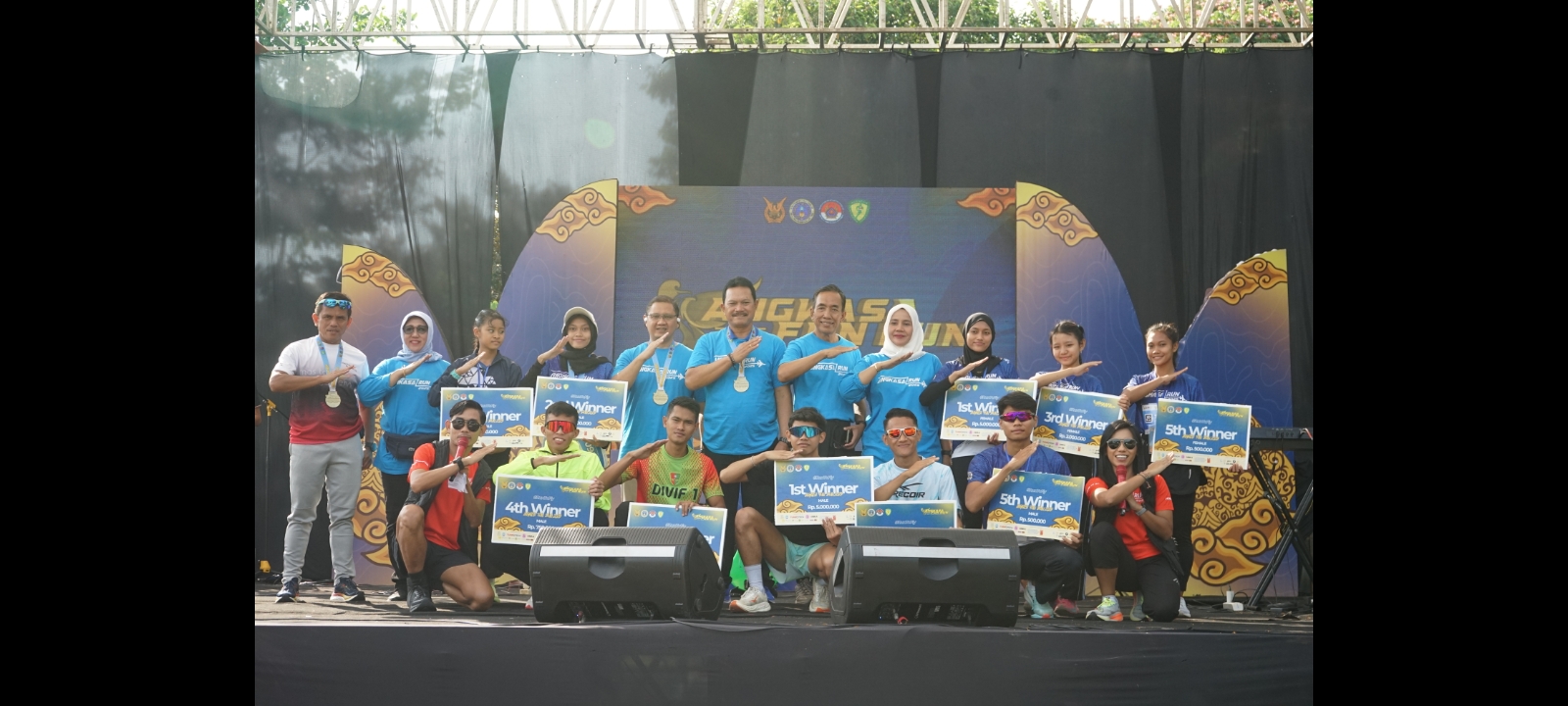 CHAMPION: Para pemenang Fun Run menerima hadiah Rp 25 juta dari NASA yang diserahkan oleh Wali Kota Maidi dan jajaran.