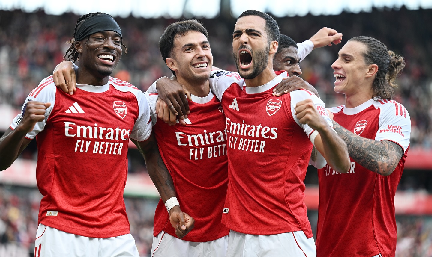 Para pemain Arsenal merayakan gol.