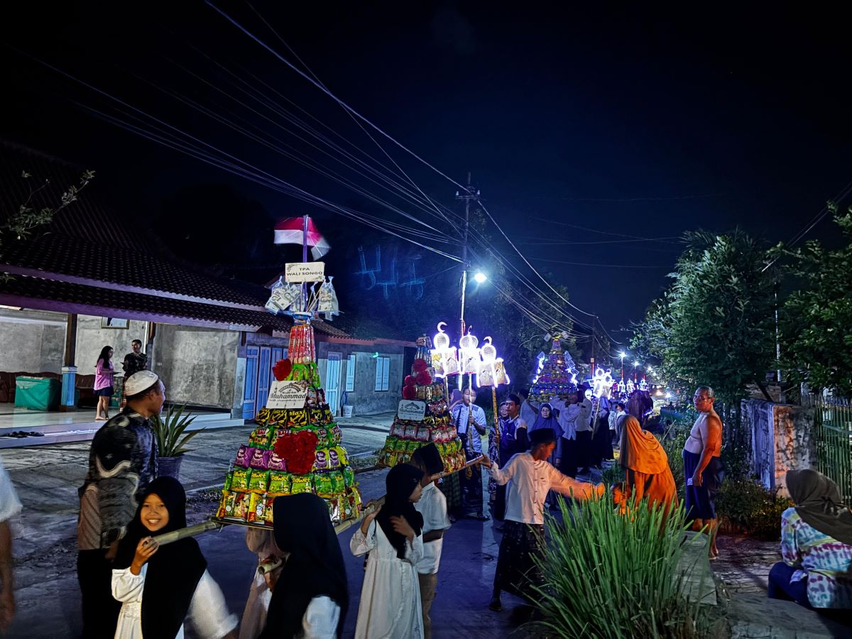 SEMARAK: Warga Prampelan, Karangrejo, saat kirab gunungan merayakan Maulid Nabi Muhammad SAW, Sabtu 13 September lalu.