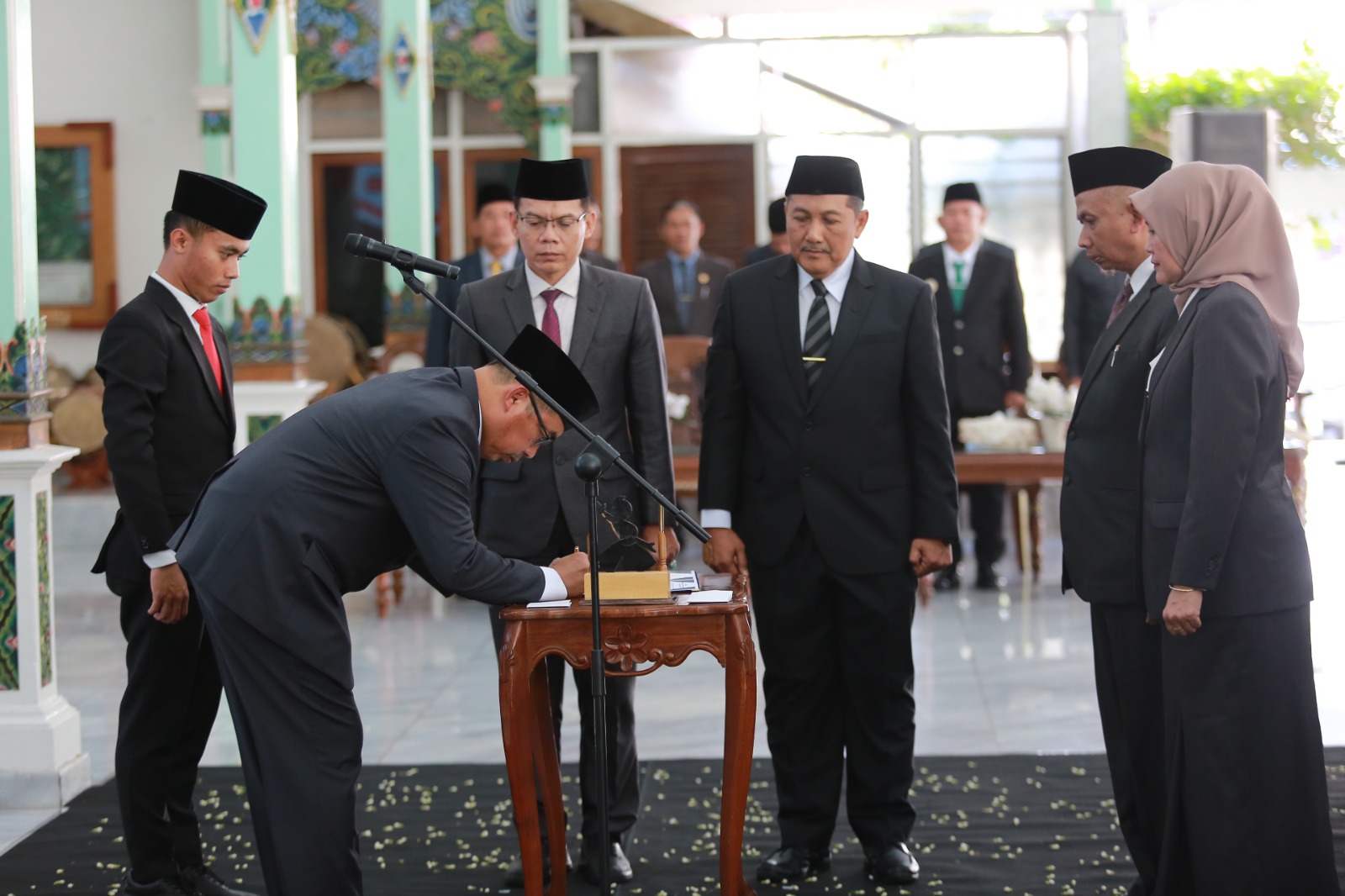 Kepala BKPSDM Kabupaten Madiun Heru Kuncoro saat mengikuti prosesi pelantikan JPTP baru beberapa waktu lalu. DOK RADAR MADIUN