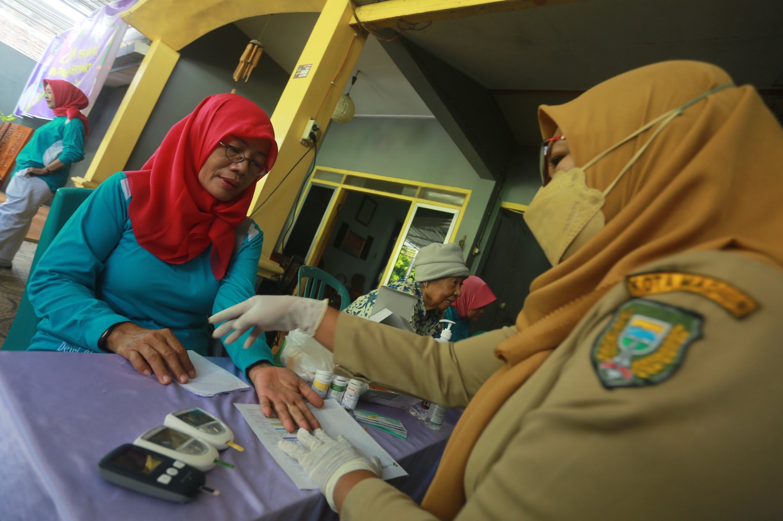 Lansia mengikuti pemeriksaan kesehatan gratis. Pemkot Madiun berupaya mempertahankan predikat kota sehat tahun ini. DOK RADAR MADIUN