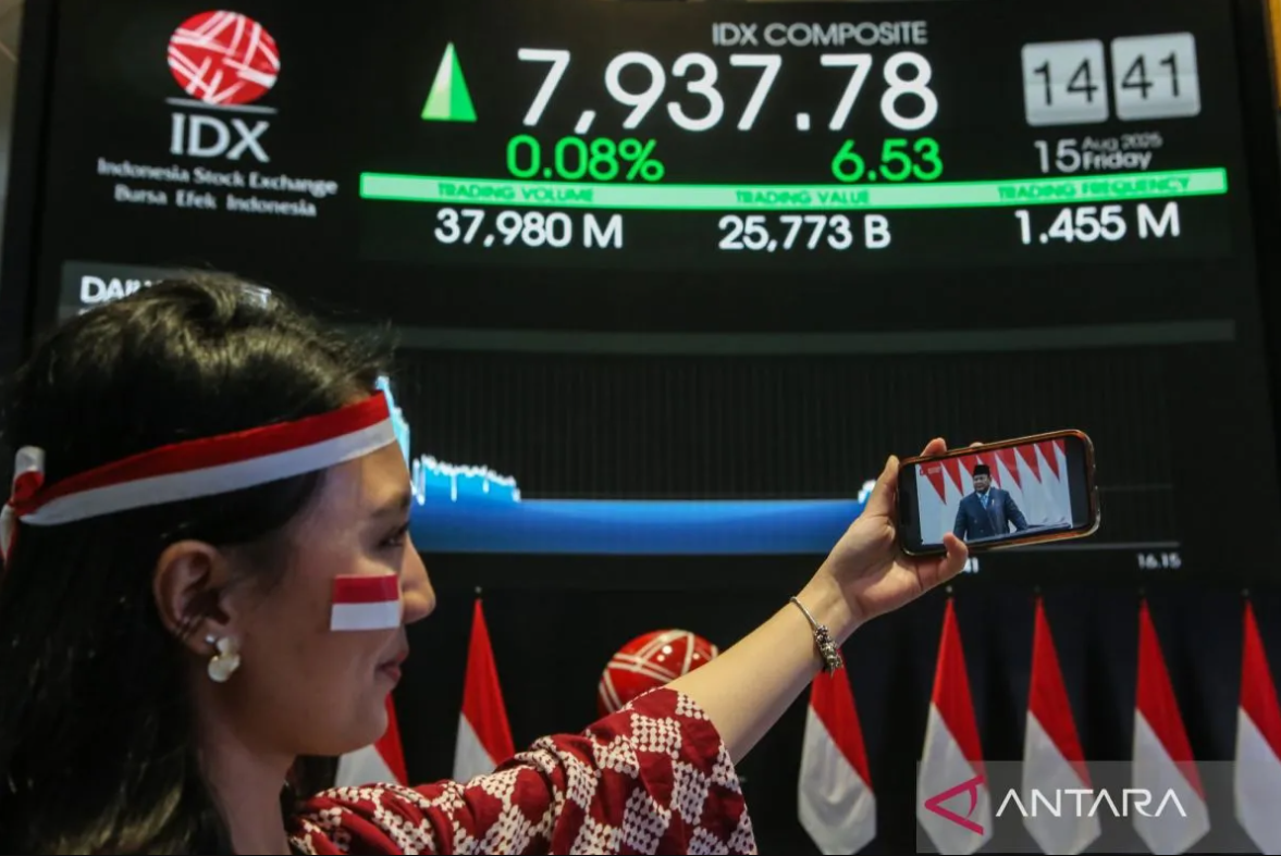 Pekerja menyaksikan pidato Presiden Prabowo Subianto menggunakan gawai di Bursa Efek Indonesia (BEI), Jakarta, Jumat (15/8/2025).