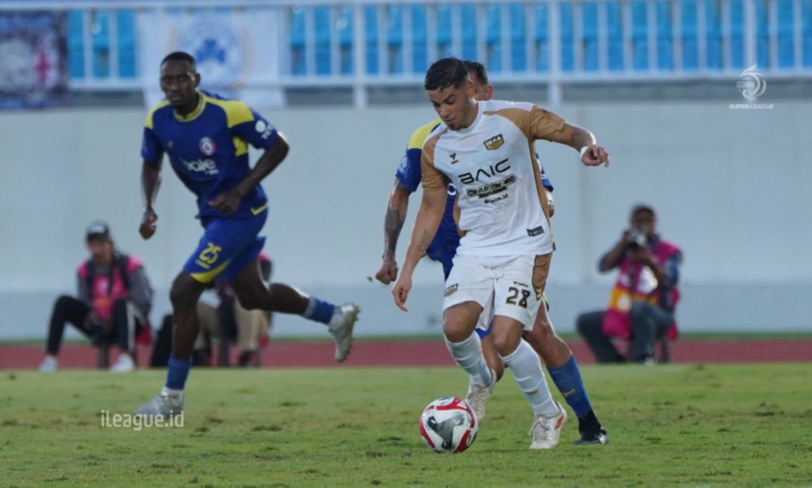 Penyerang Dewa United Alexis Messidoro.