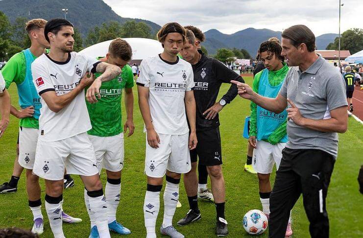 Kevin Diks menyimak instruksi mantan pelatihnya, Gerardo Seoane. Sang pelatih dipecat Borussia Moencengladbach.