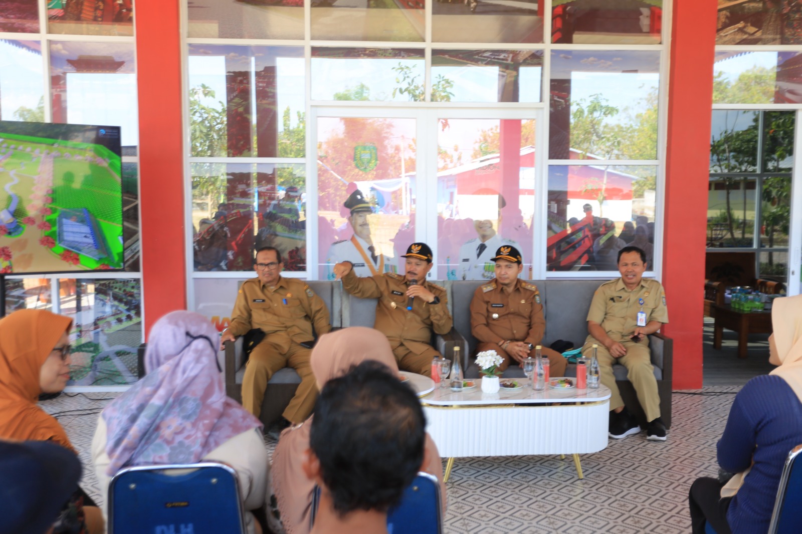 Wali Kota Maidi memberikan sosialisasi pemilahan sampah kepada kelompok masyarakat di Banjarejo, kemarin (15/9). BAGAS BIMANTARA/RADAR MADIUN