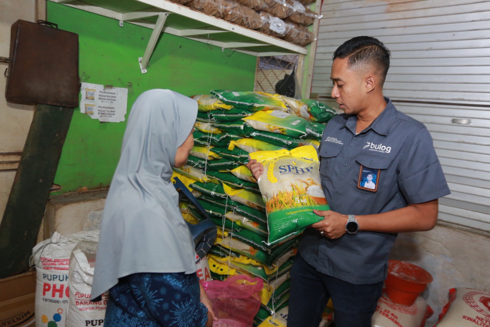 Bulog Madiun mempercepat distribusi beras SPHP untuk menstabilkan harga pangan. BAGAS BIMANTARA/RADAR MADIUN