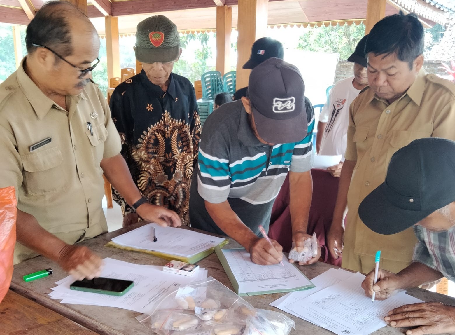 Tim Disnakkan Magetan memantau penanganan PMK sekaligus memberi intervensi di Desa Bogoarum, Plaosan, kemarin (15/9). AJI PUTRA/RADAR MAGETAN
