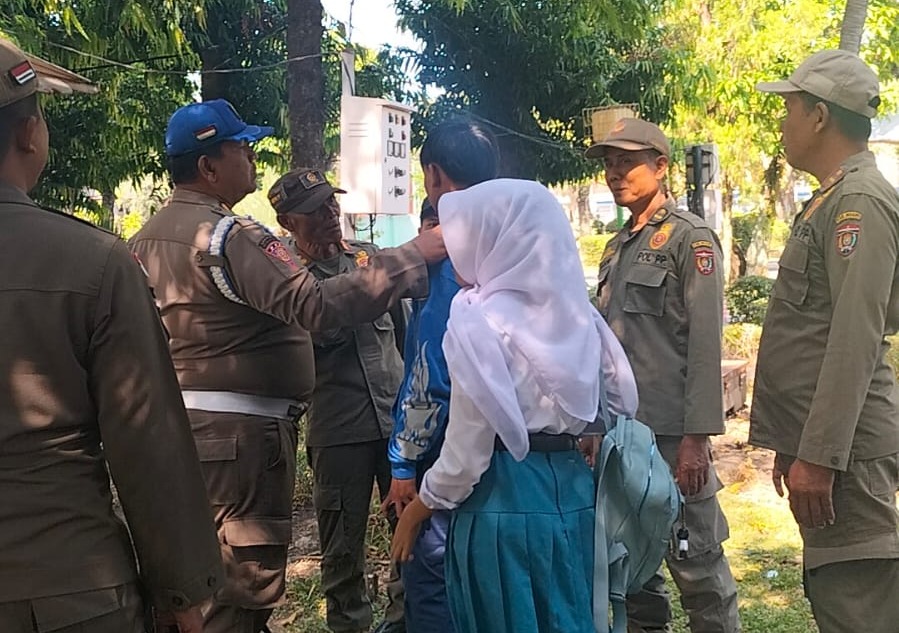 Dua sejoli asal Bojonegoro diamankan Satpol PP Ngawi setelah ketahuan bermesraan di Taman Komunitas Hijau saat jam sekolah. FOTO: SATPOL PP NGAWI