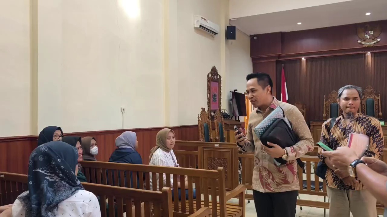 Kuasa hukum tersangka Notaris Nafiaturrohmah hadir di PN Ngawi saat sidang praperadilan yang akhirnya ditunda, kemarin (15/9). ASEP SYAEFUL/RADAR NGAWI