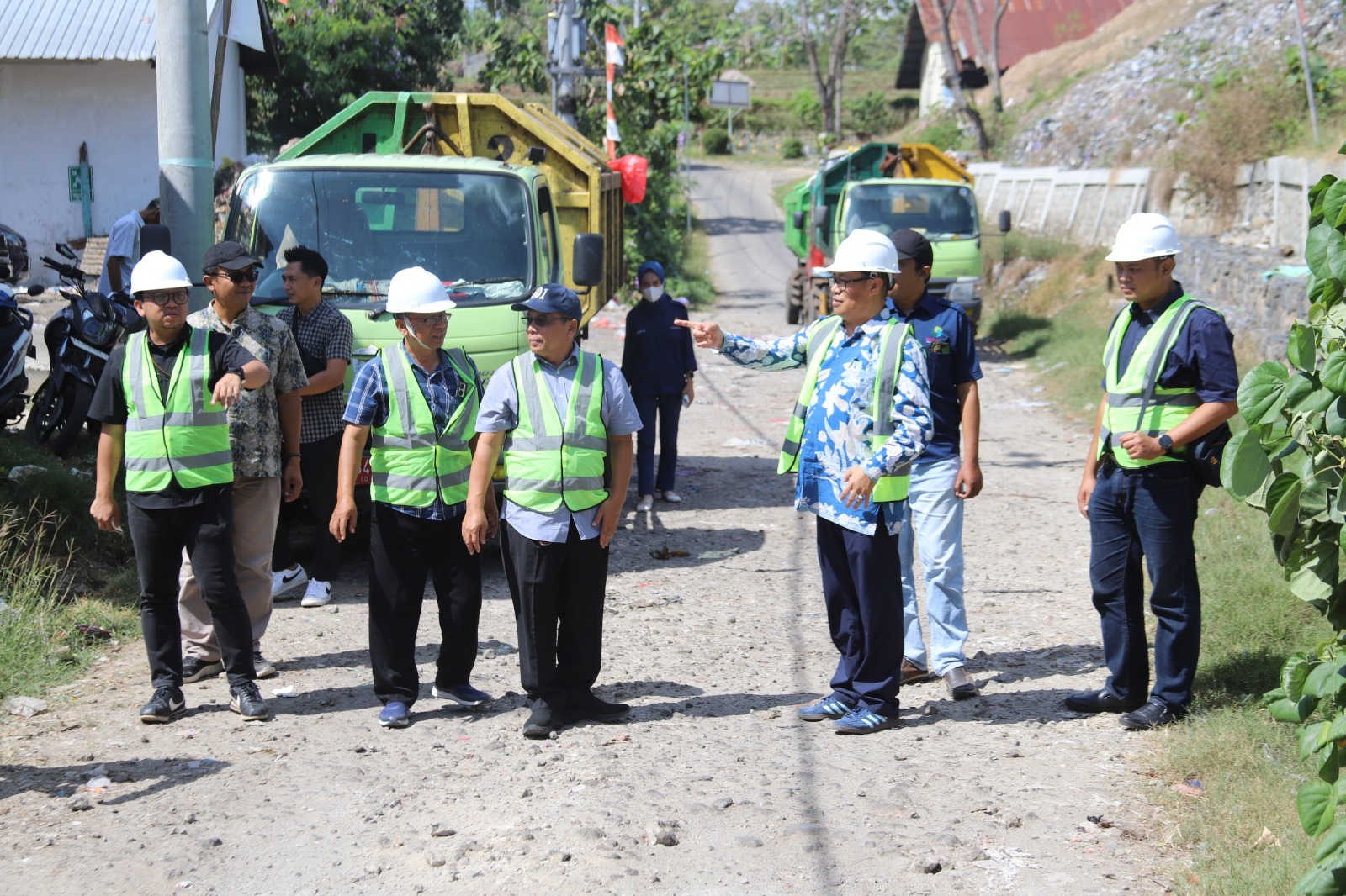 Direktur Pengurangan Sampah dan Pengembangan Ekonomi Sirkular KLHK Agus Rusly meninjau TPA Mrican yang kini berstatus overload. DISKOMINFO PONOROGO