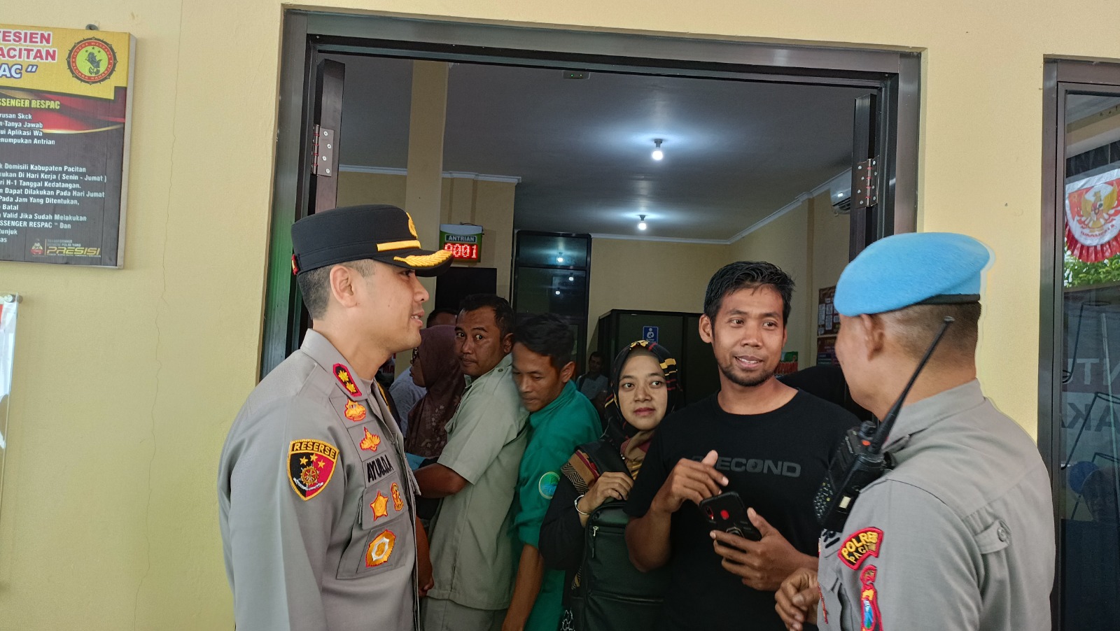 Antrean pemohon SKCK di Mapolres Pacitan memanjang dua hari terakhir menyusul pendaftaran PPPK paruh waktu. NUR CAHYONO/RADAR PACITAN