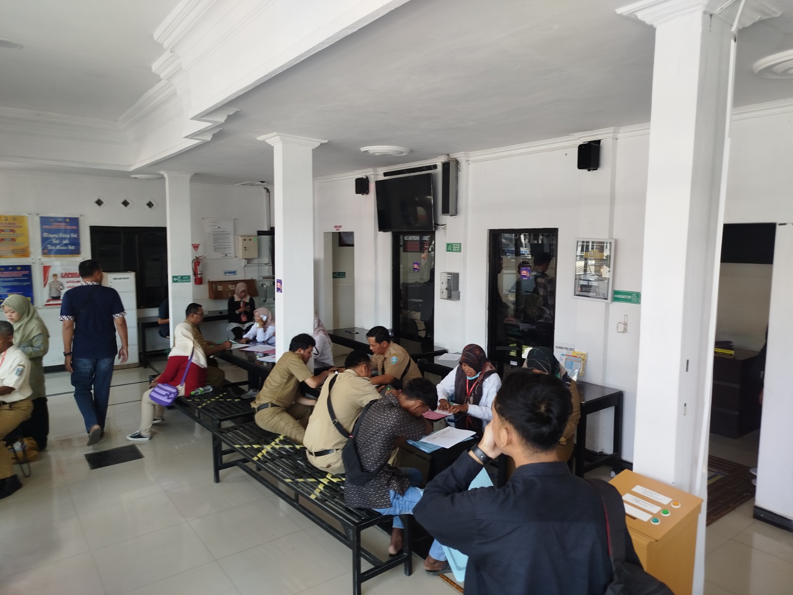 Honorer antre mengurus SKCK di Polres Ponorogo sebagai syarat administrasi PPPK paruh waktu, Selasa (16/9). FOTO: SUGENG DWI N/RADAR PONOROGO