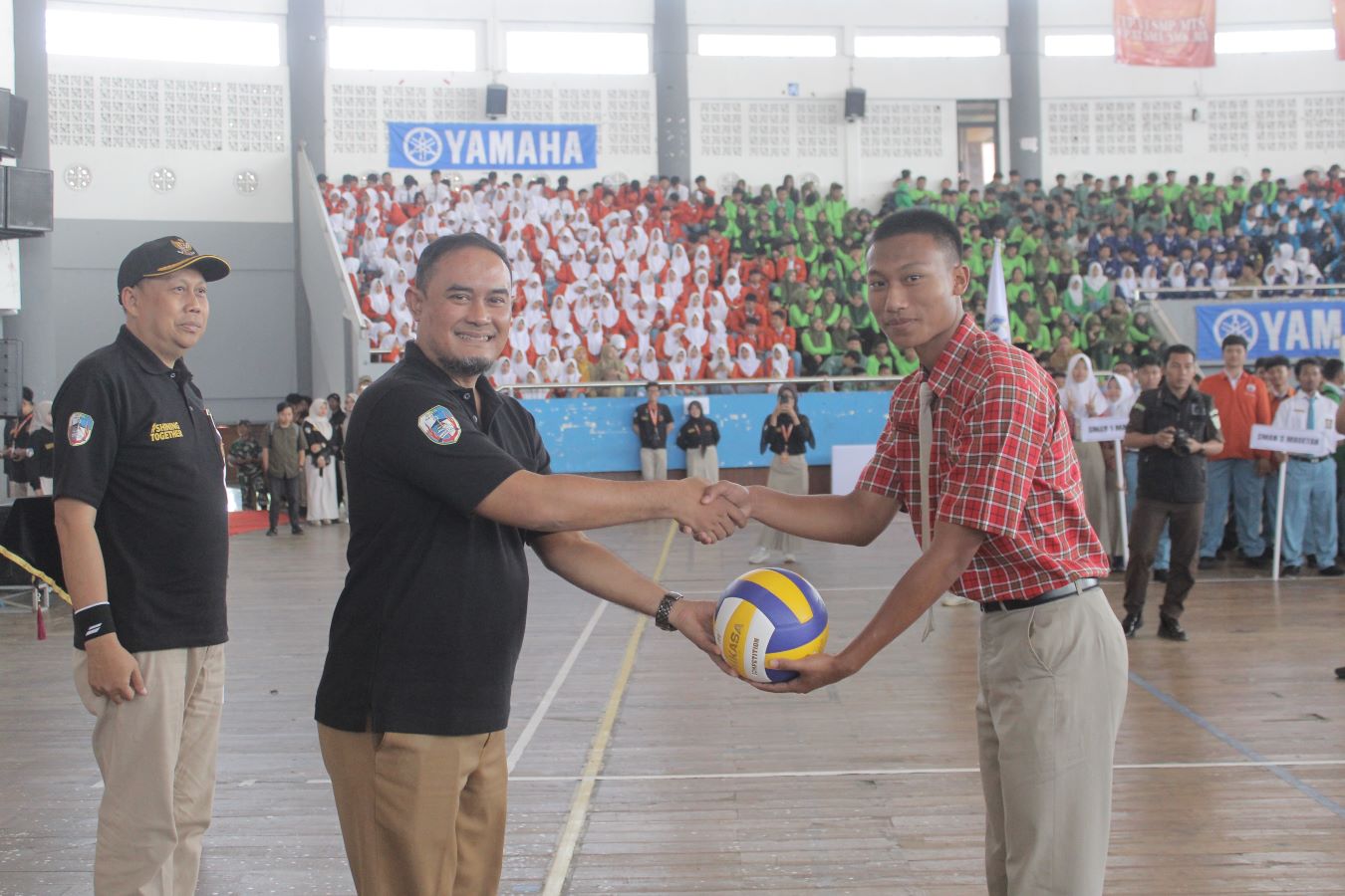 SIMBOLIS: Asisten Pemerintahan dan Kesejahteraan Rakyat Setdakab Magetan Benny Adrian dan Kepala SMAN 1 Magetan Aris Sudarmono memberikan langsung bola voli ke perwakilan peserta.