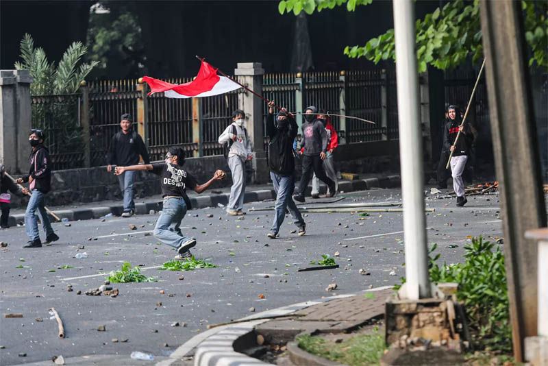 Sejumlah perusuh aksi massa 25 Agustus 2025 terlibat bentrokan dengan petugas kepolisian di kawasan Pejompongan, Jakarta, beberapa waktu lalu.