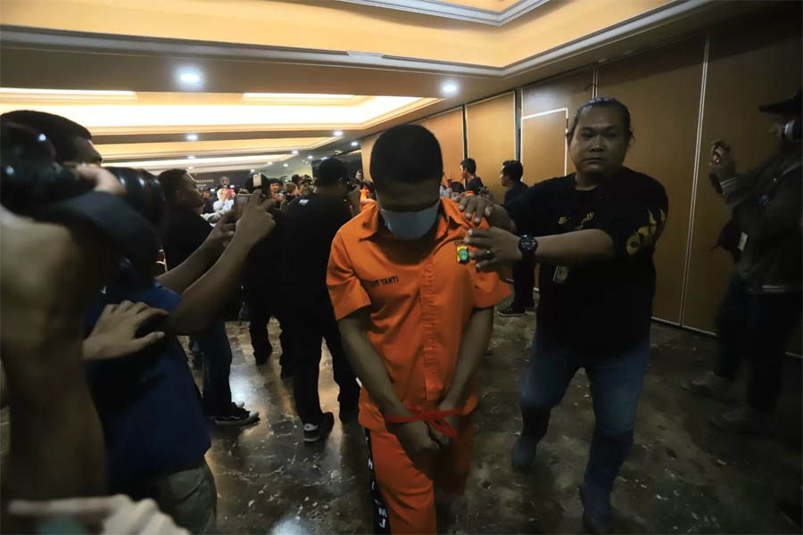 Tersangka penculikan dan pembunuhan kepala cabang BRI Cempaka Putih Jakarta Pusat digelandang penyidik di Mapolda Metro Jaya, Selasa 16 September 2025.