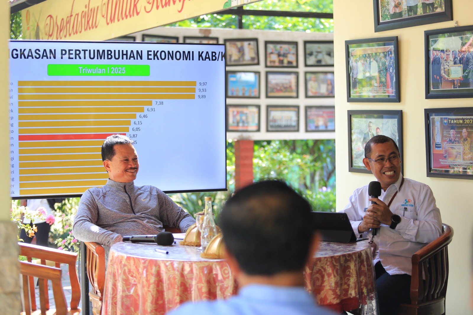 Wali Kota Maidi berdiskusi dengan pihak BPS mengenai capaian pertumbuhan ekonomi triwulan II di Ngrowo Bening, kemarin (16/9). BAGAS BIMANTARA/RADAR MADIUN